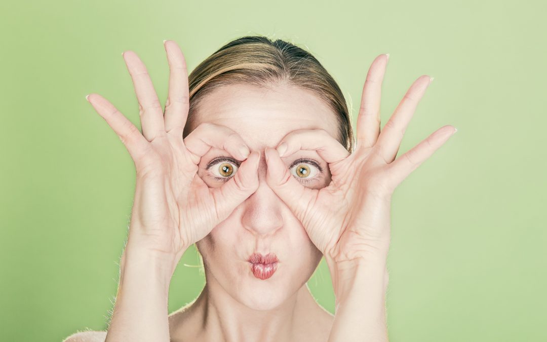 Imagen en la que una mujer utiliza sus dedos como si tuvieran unas gafas