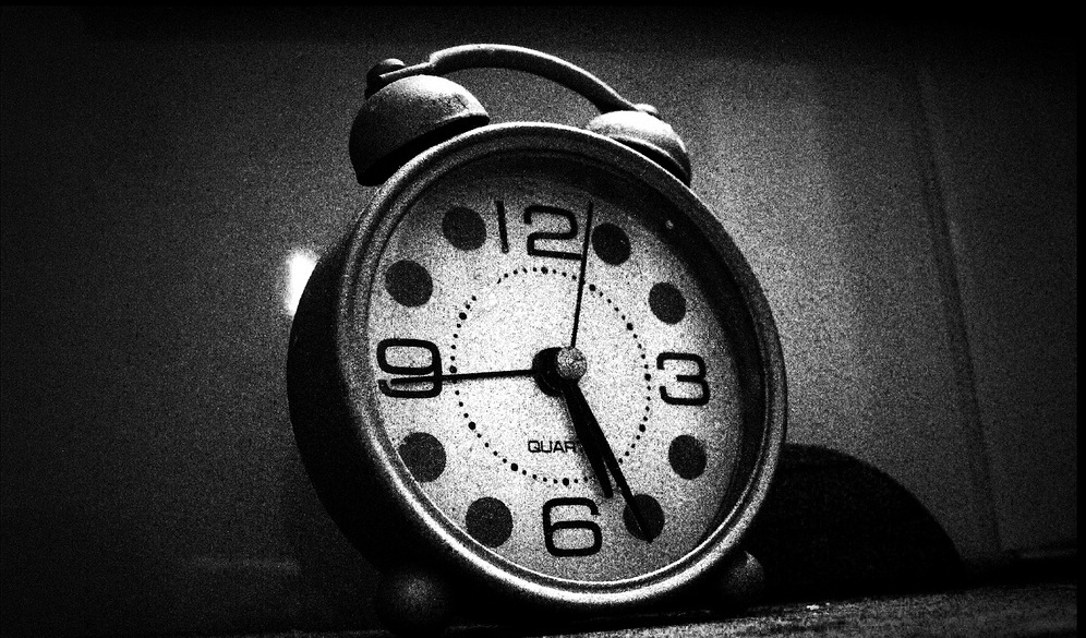 Imagen en la que aparece un reloj en blanco y negro