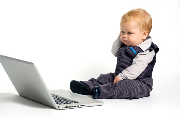 Imagen de un niño pequeño delante de un ordenador portátil