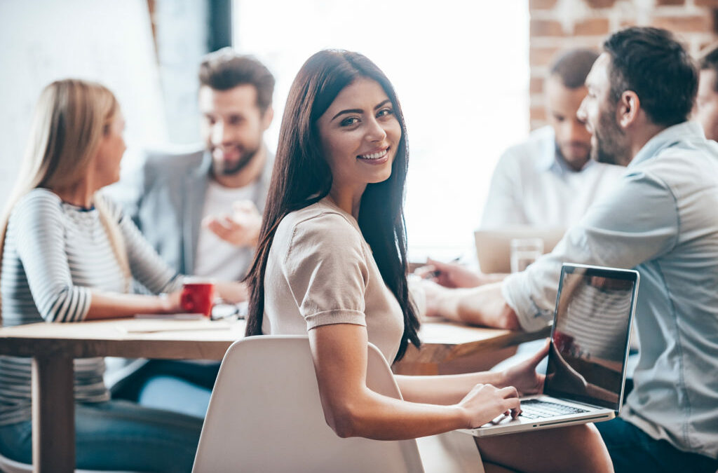 Chica sonriente en oficina de empleo